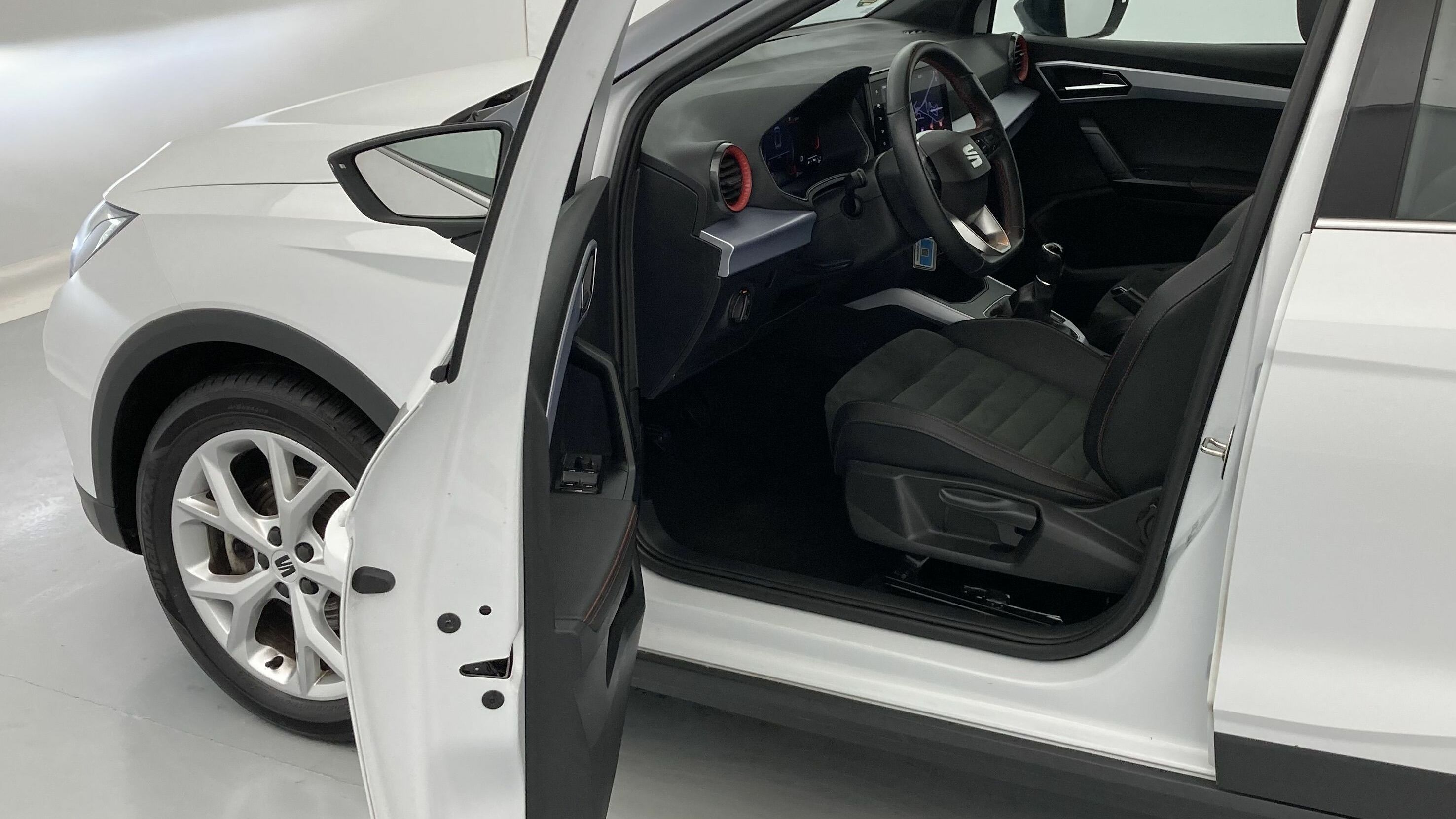 seat arona fr 1.0 TSI 110 2023 nevada weiß metallic / magnetic grau metallic 15