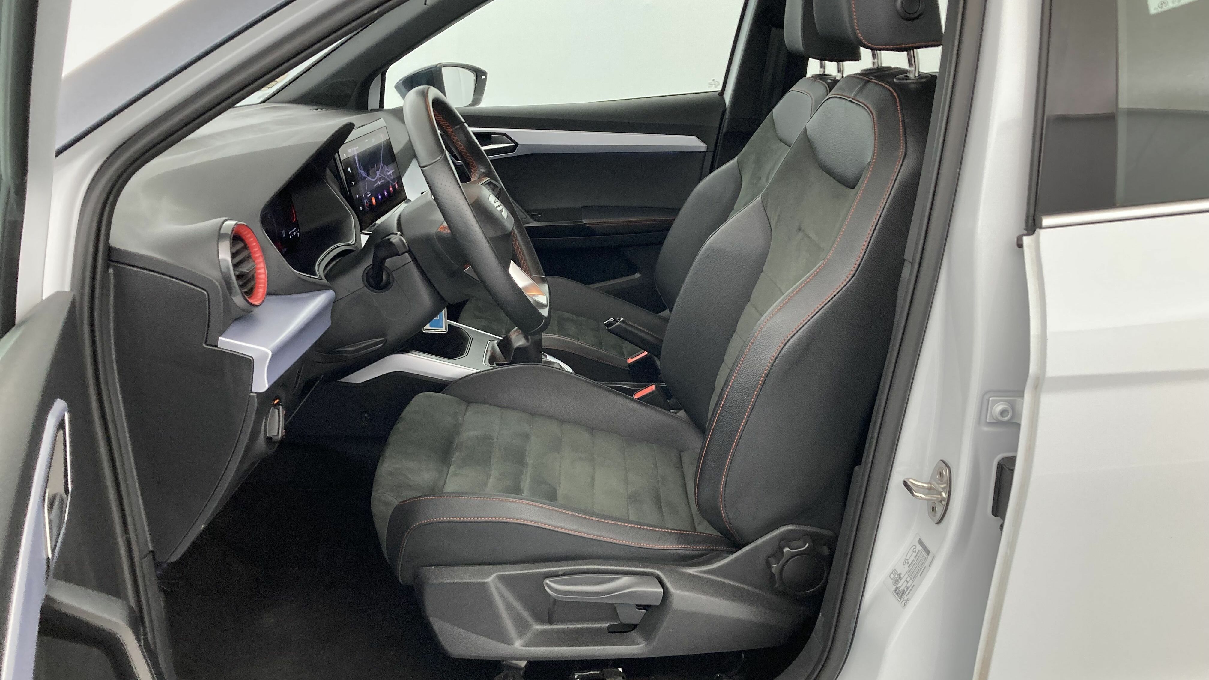 seat arona fr 1.0 TSI 110 2023 nevada weiß metallic / magnetic grau metallic 26