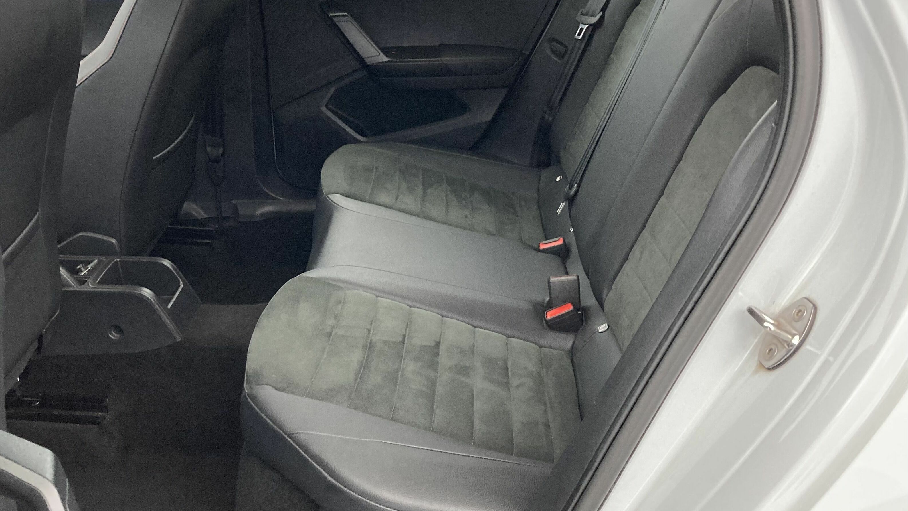 seat arona fr 1.0 TSI 110 2023 nevada weiß metallic / magnetic grau metallic 21