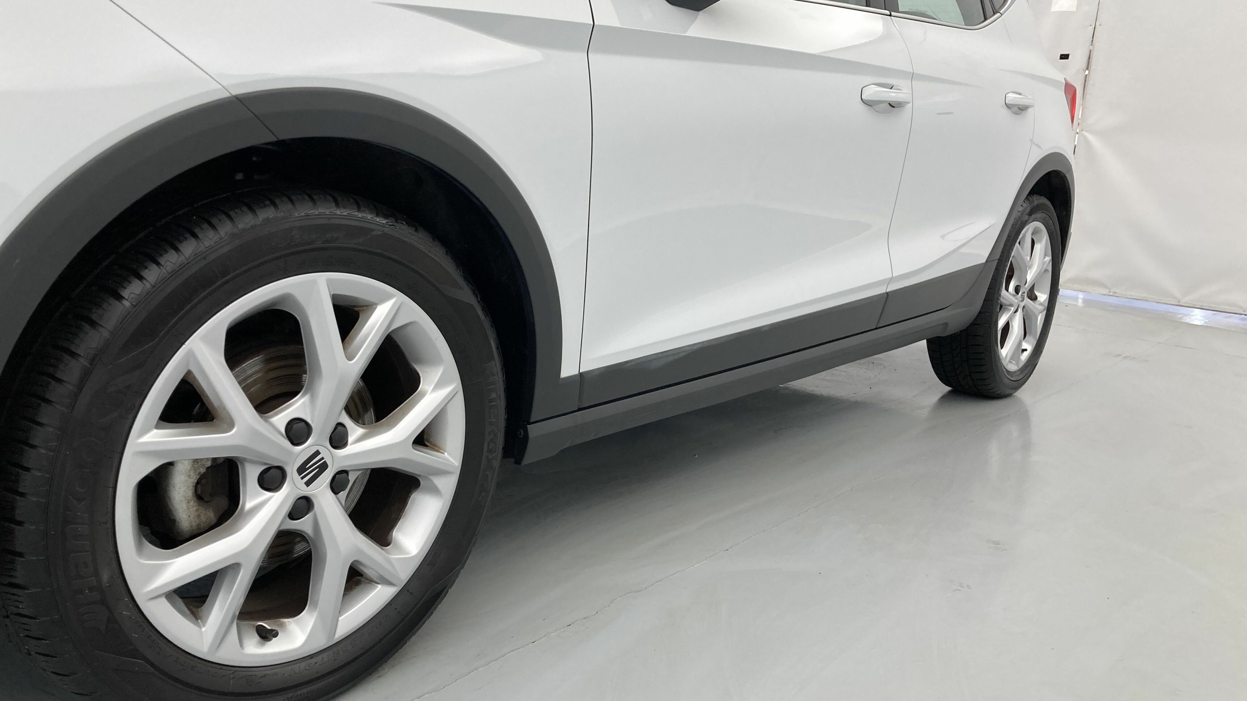 seat arona fr 1.0 TSI 110 2023 nevada weiß metallic / magnetic grau metallic 19