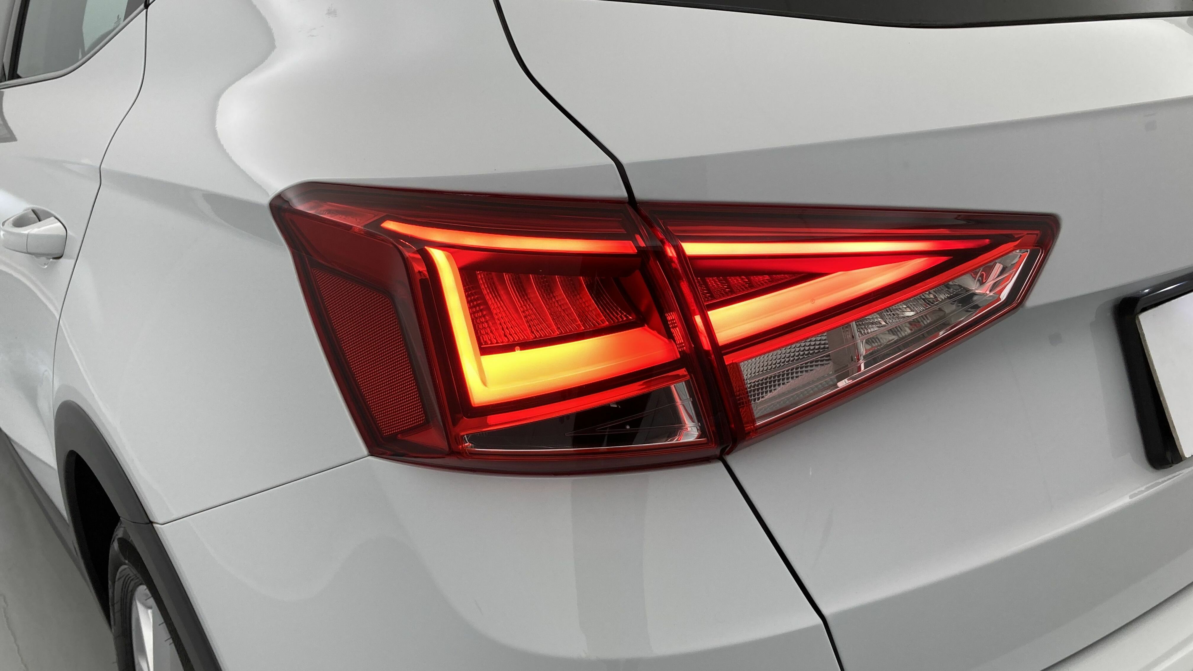 seat arona fr 1.0 TSI 110 2023 nevada weiß metallic / magnetic grau metallic 22