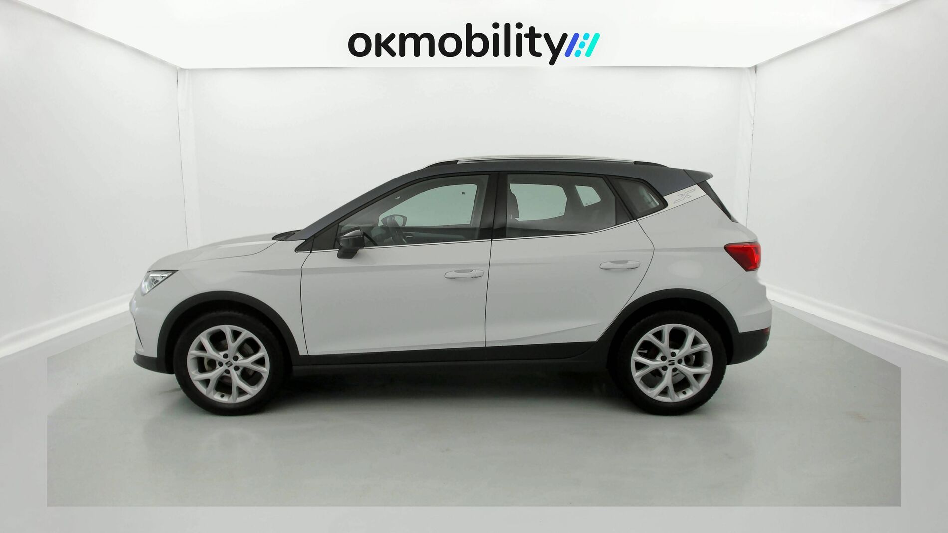 seat arona fr 1.0 TSI 110 2023 nevada weiß metallic / magnetic grau metallic 4