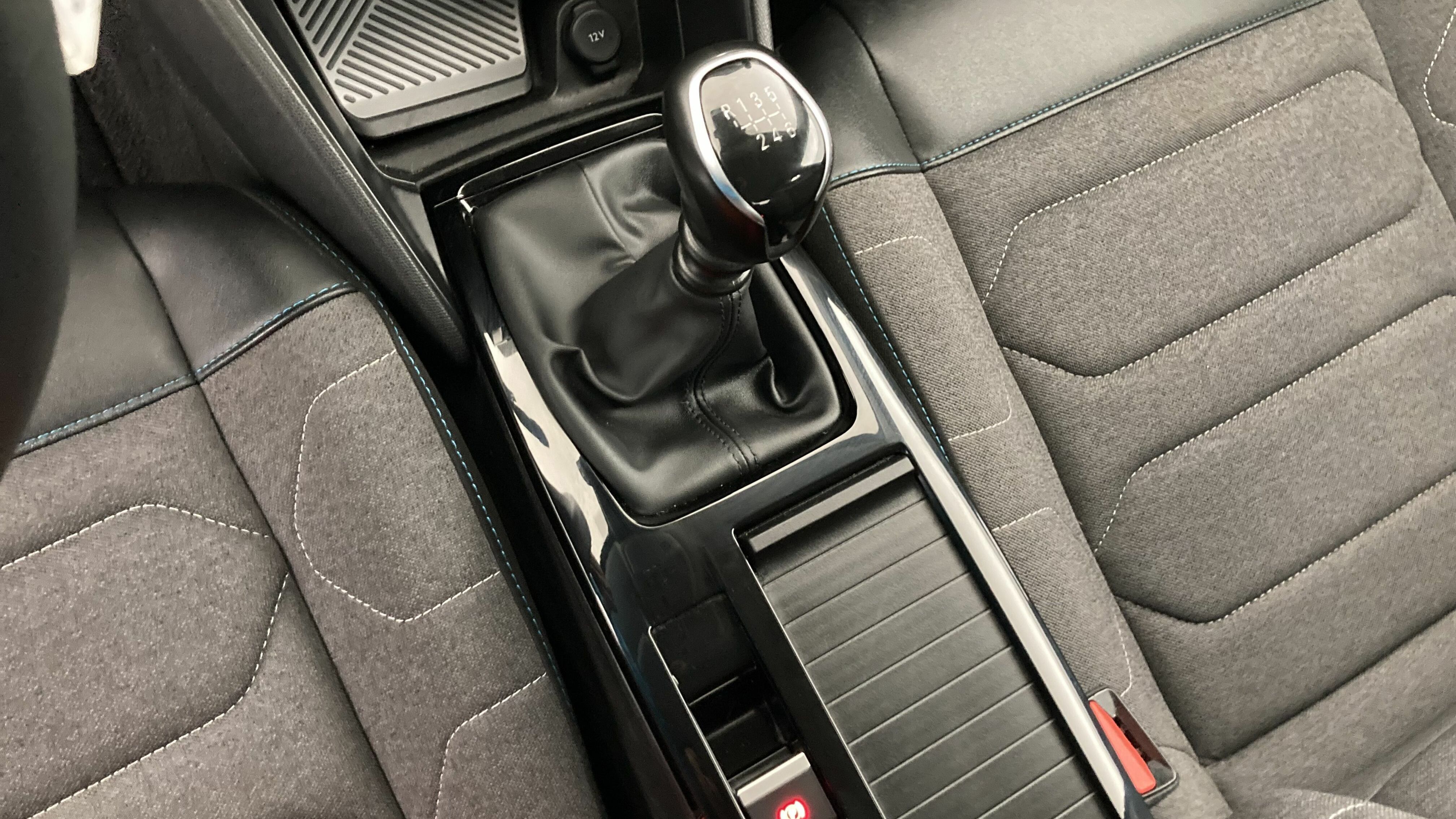 citroen c4 feel pack 1.2 PURETECH 130 2023 blanco nacarado 29