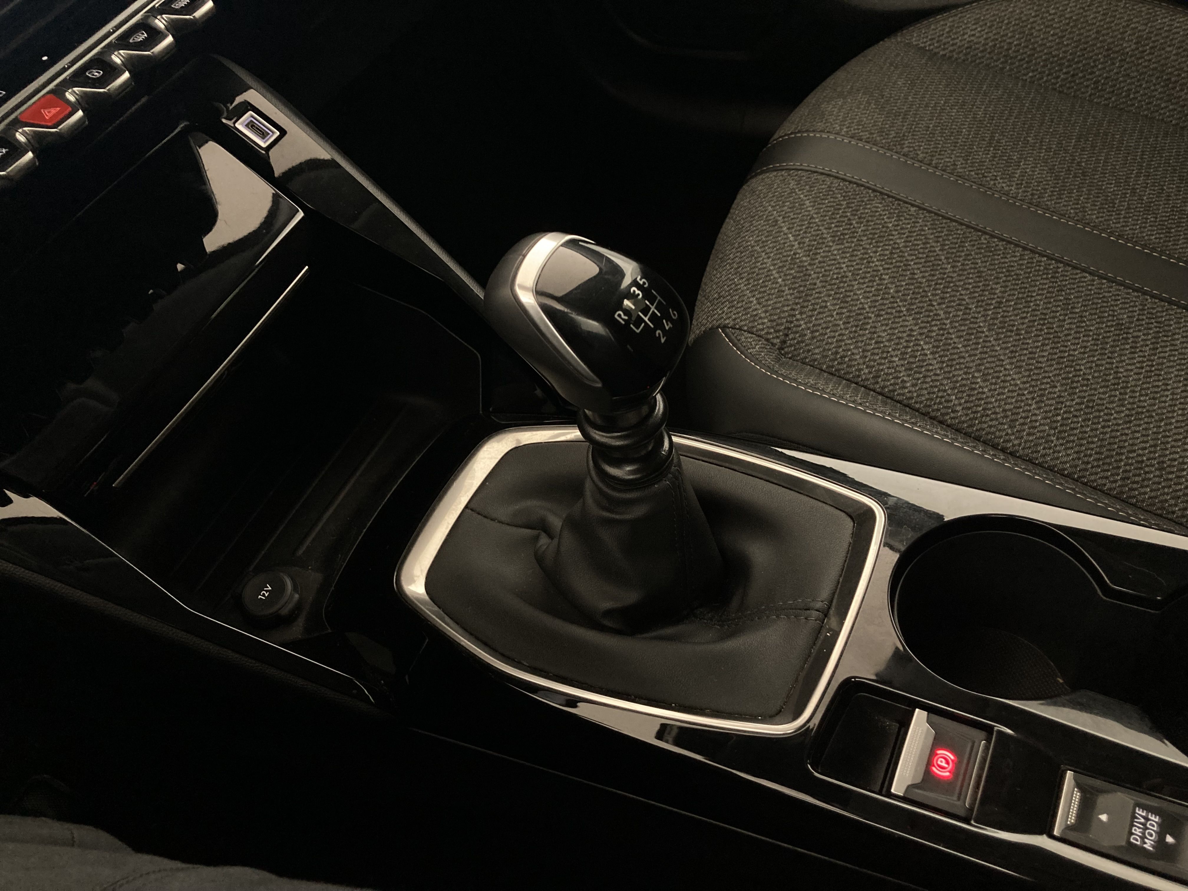 peugeot 208 allure 1.2 PURETECH 100 2024 gris selenium 29