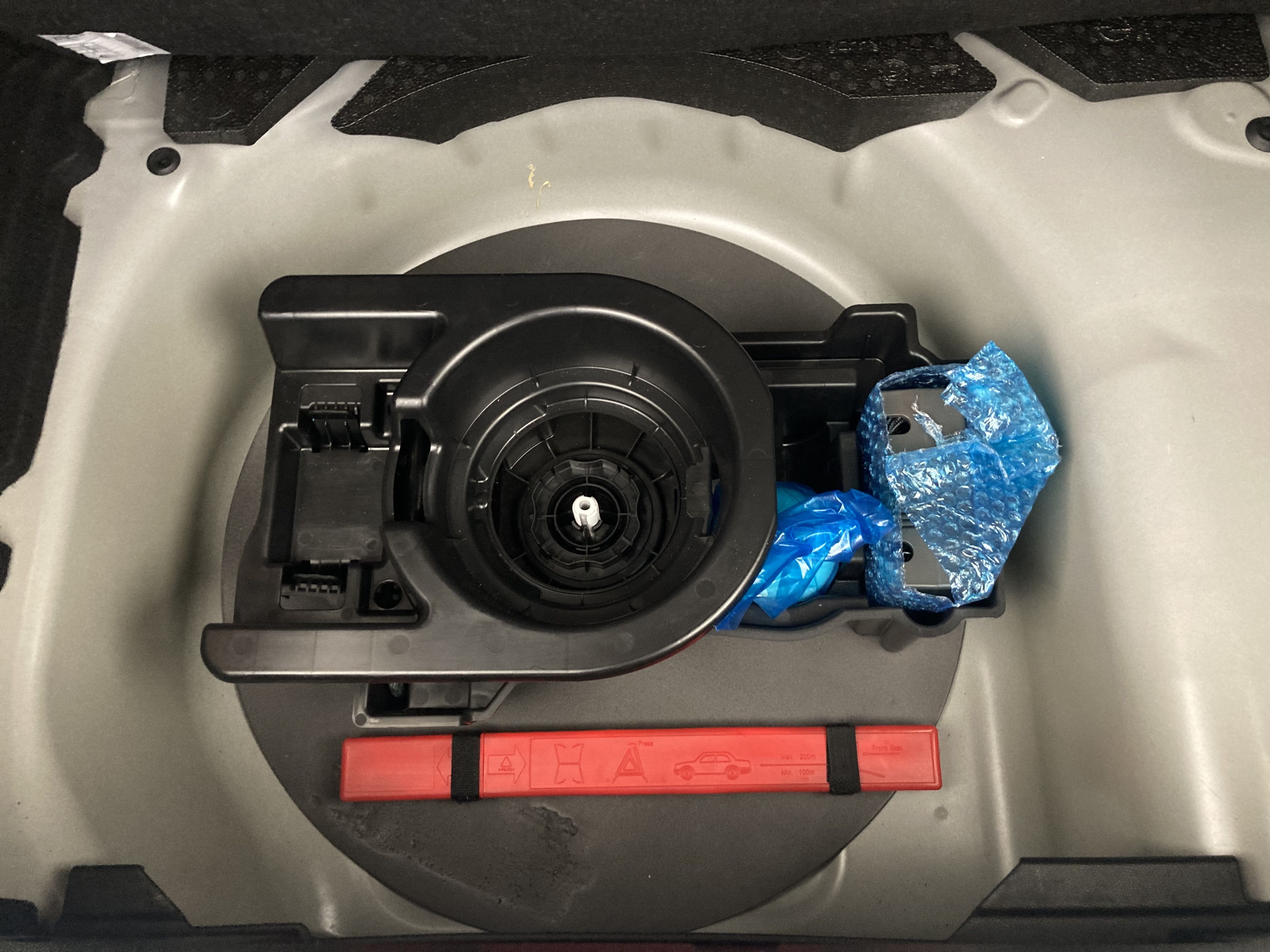 peugeot 208 allure 1.2 PURETECH 100 2024 gris selenium 31