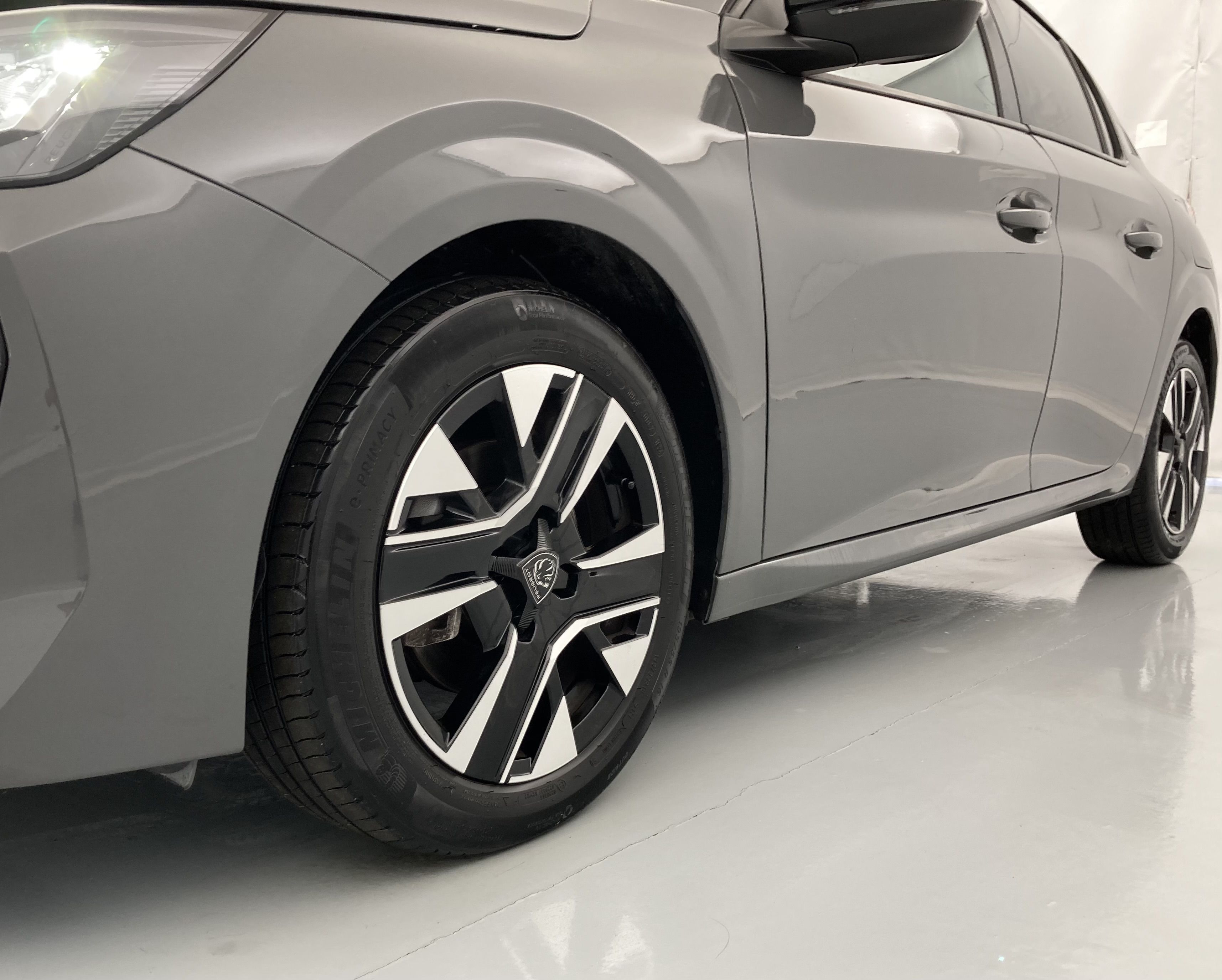 peugeot 208 allure 1.2 PURETECH 100 2024 gris selenium 24