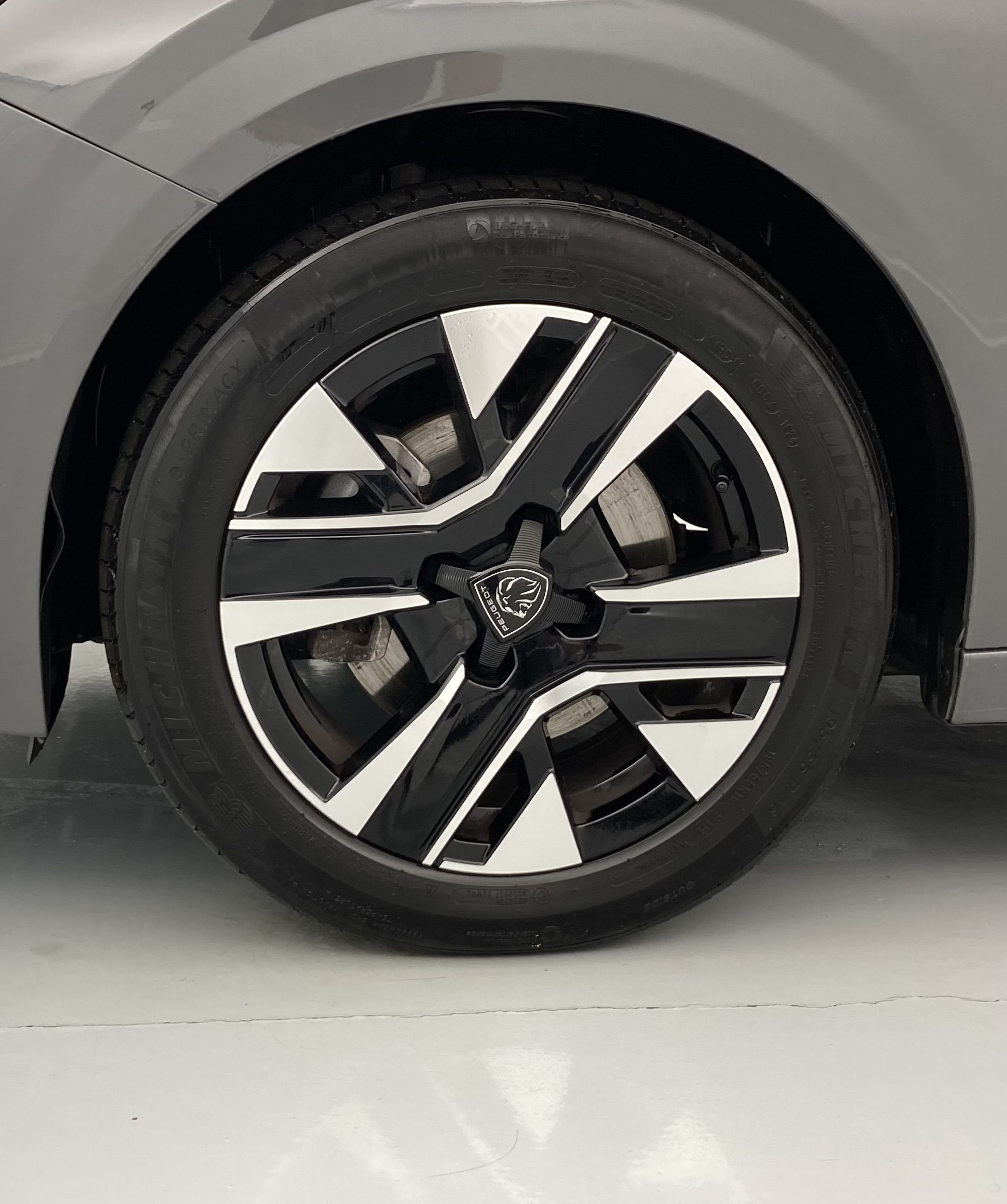 peugeot 208 allure 1.2 PURETECH 100 2024 gris selenium 26