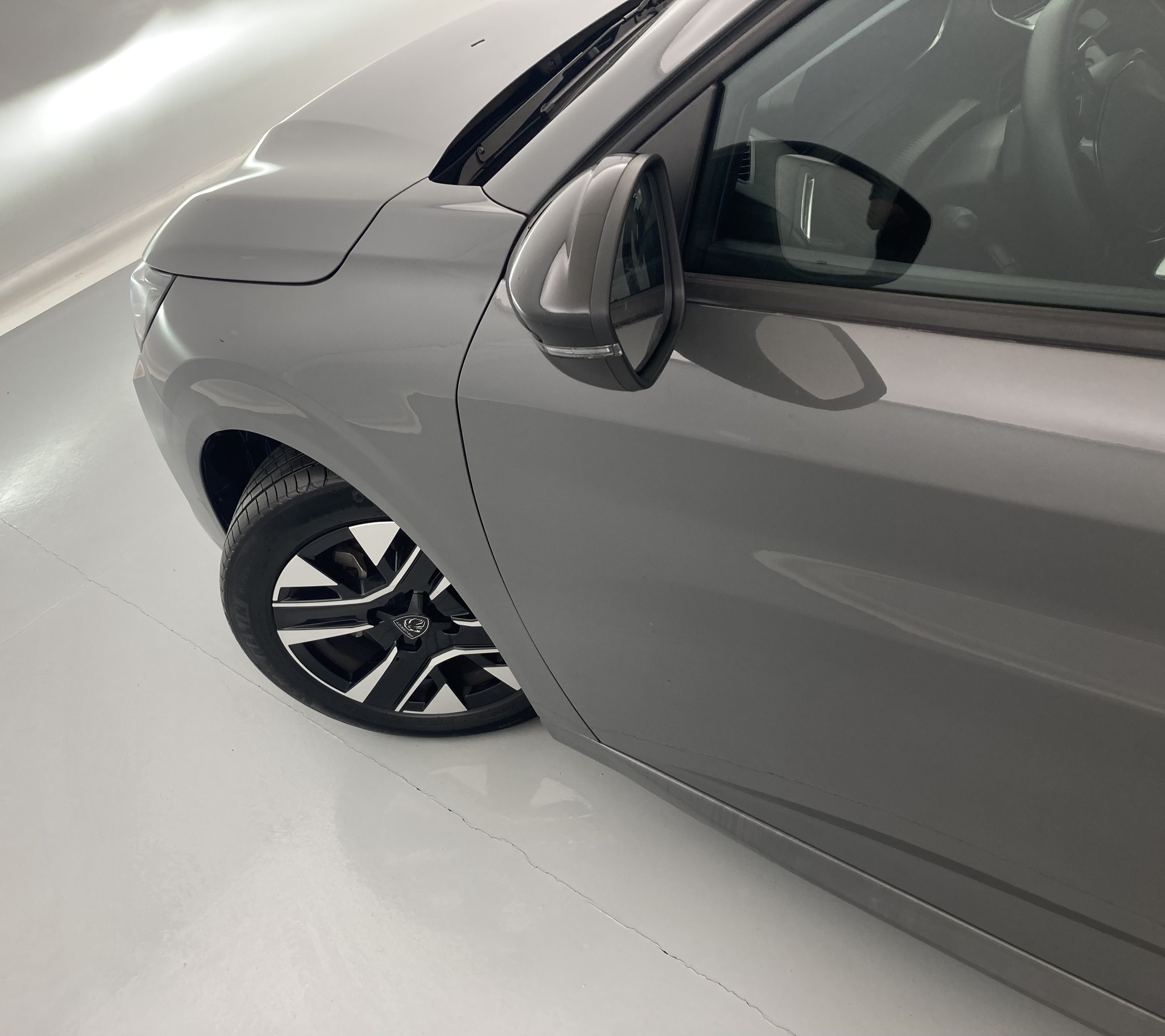 peugeot 208 allure 1.2 PURETECH 100 2024 gris selenium 28