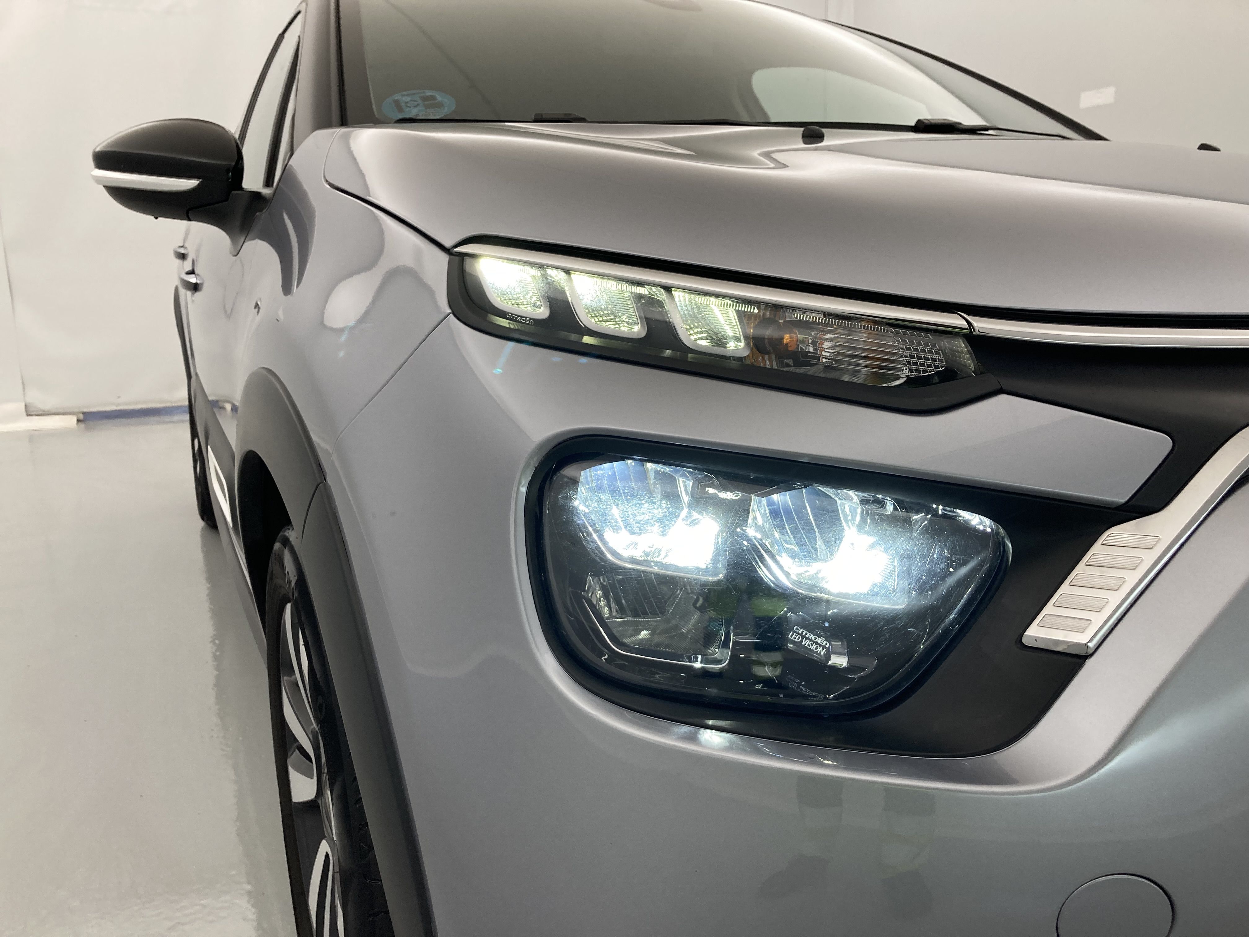 citroen c3 shine 1.2 PURETECH 83 2023 gris acero / negro 26