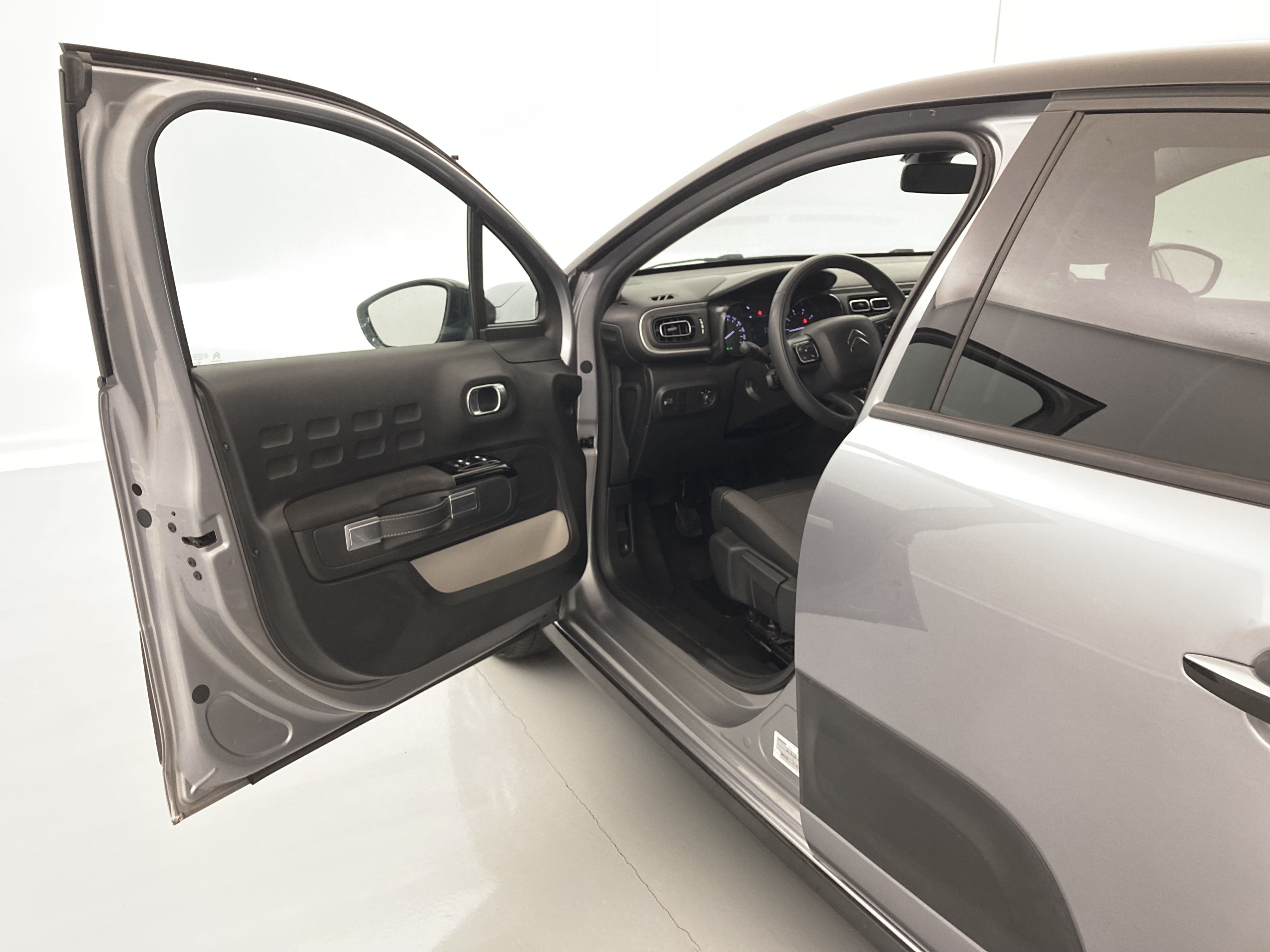 citroen c3 shine 1.2 PURETECH 83 2023 gris acero / negro 17