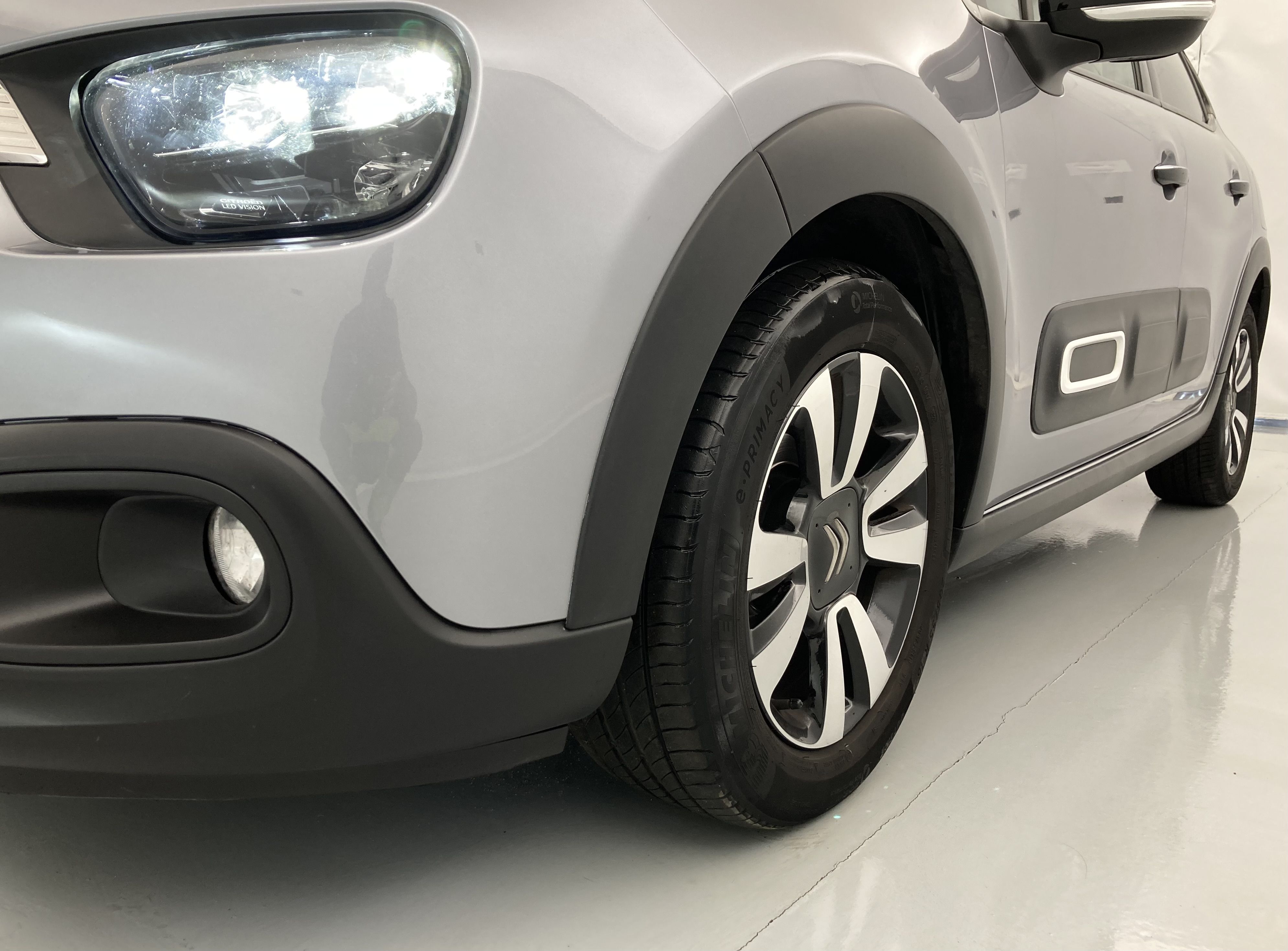 citroen c3 shine 1.2 PURETECH 83 2023 gris acero / negro 21