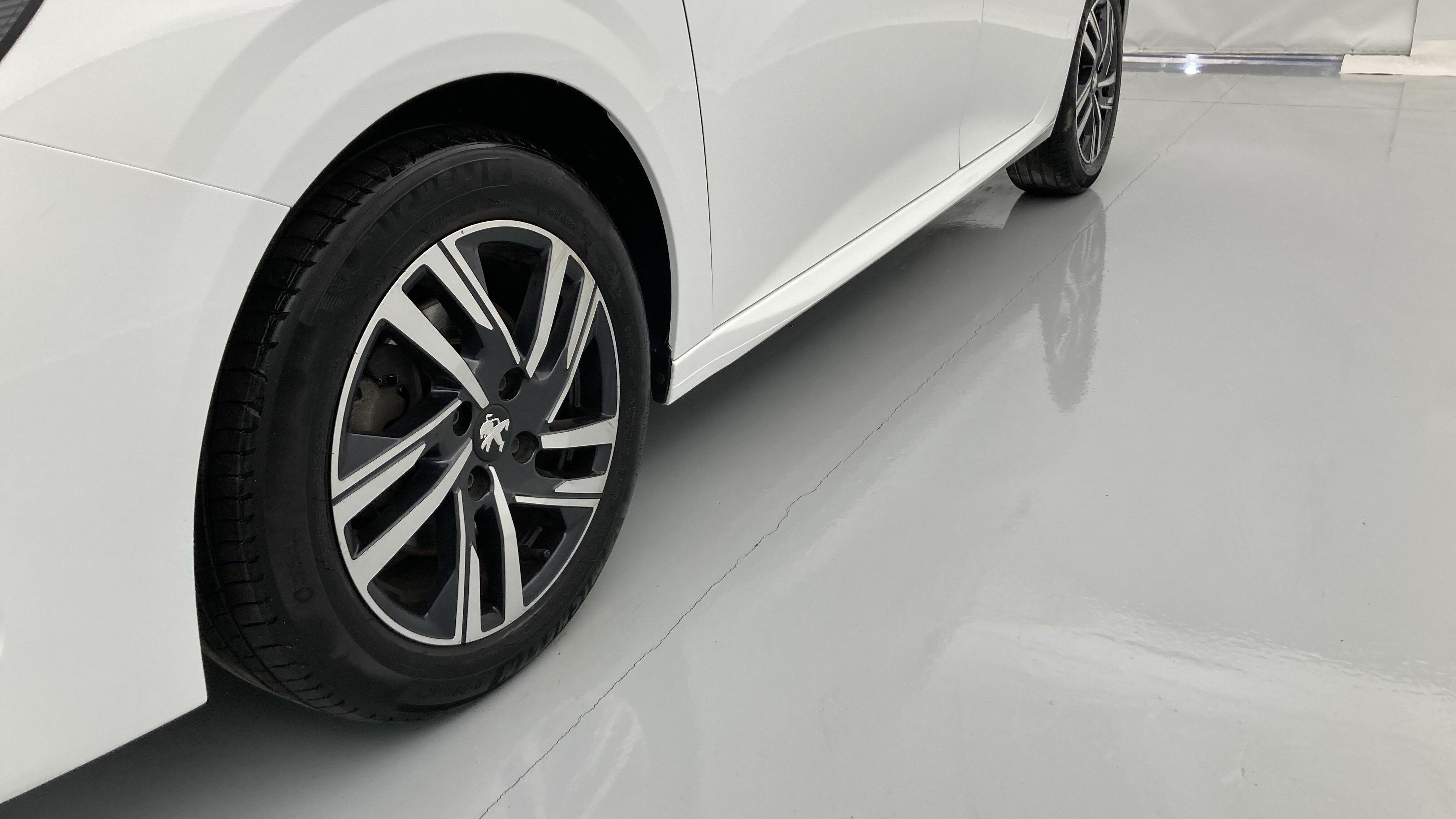 peugeot 208 allure 1.2 PURETECH 100 2024 blanco banquise 15