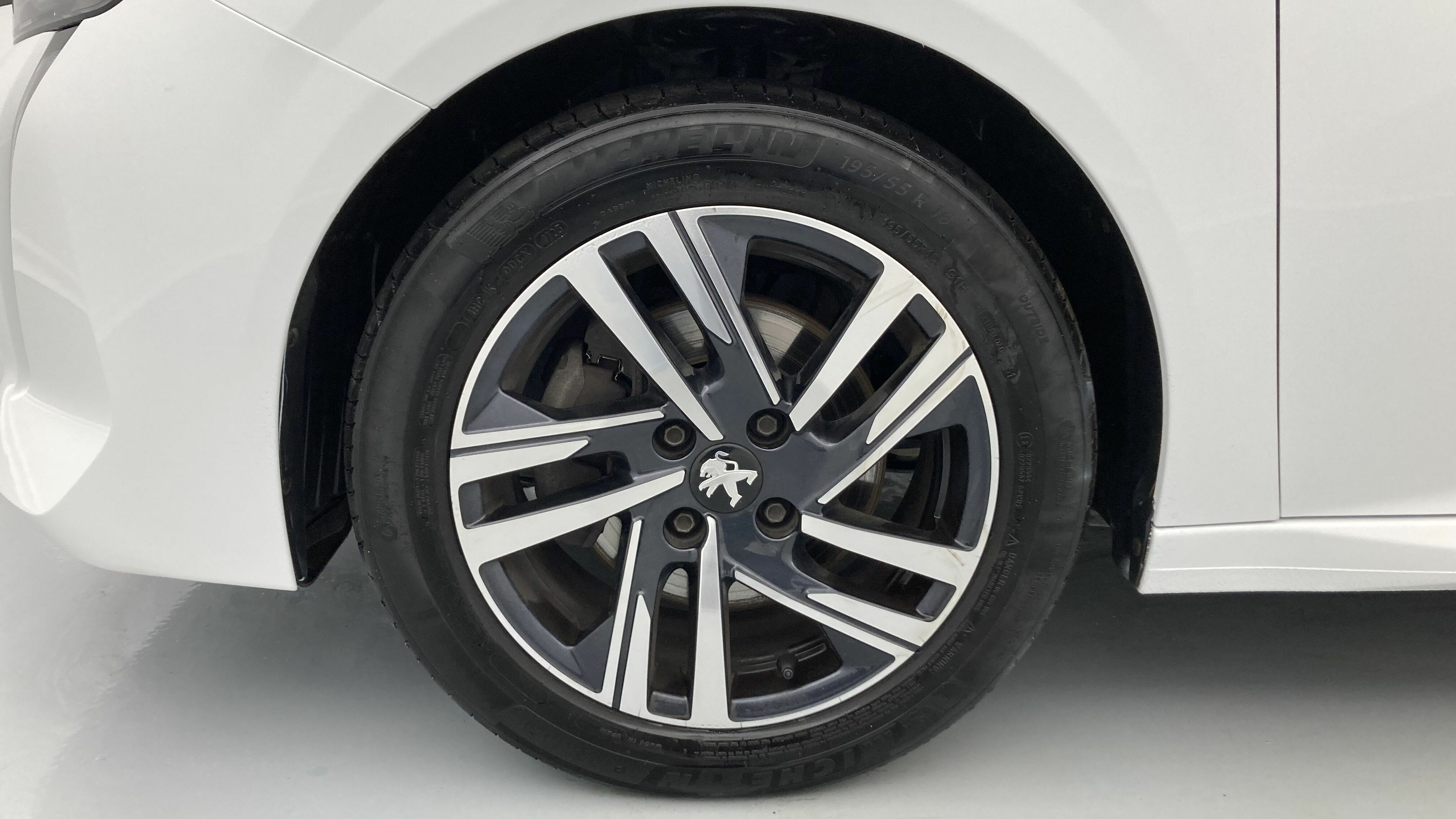 peugeot 208 allure 1.2 PURETECH 100 2024 blanco banquise 18