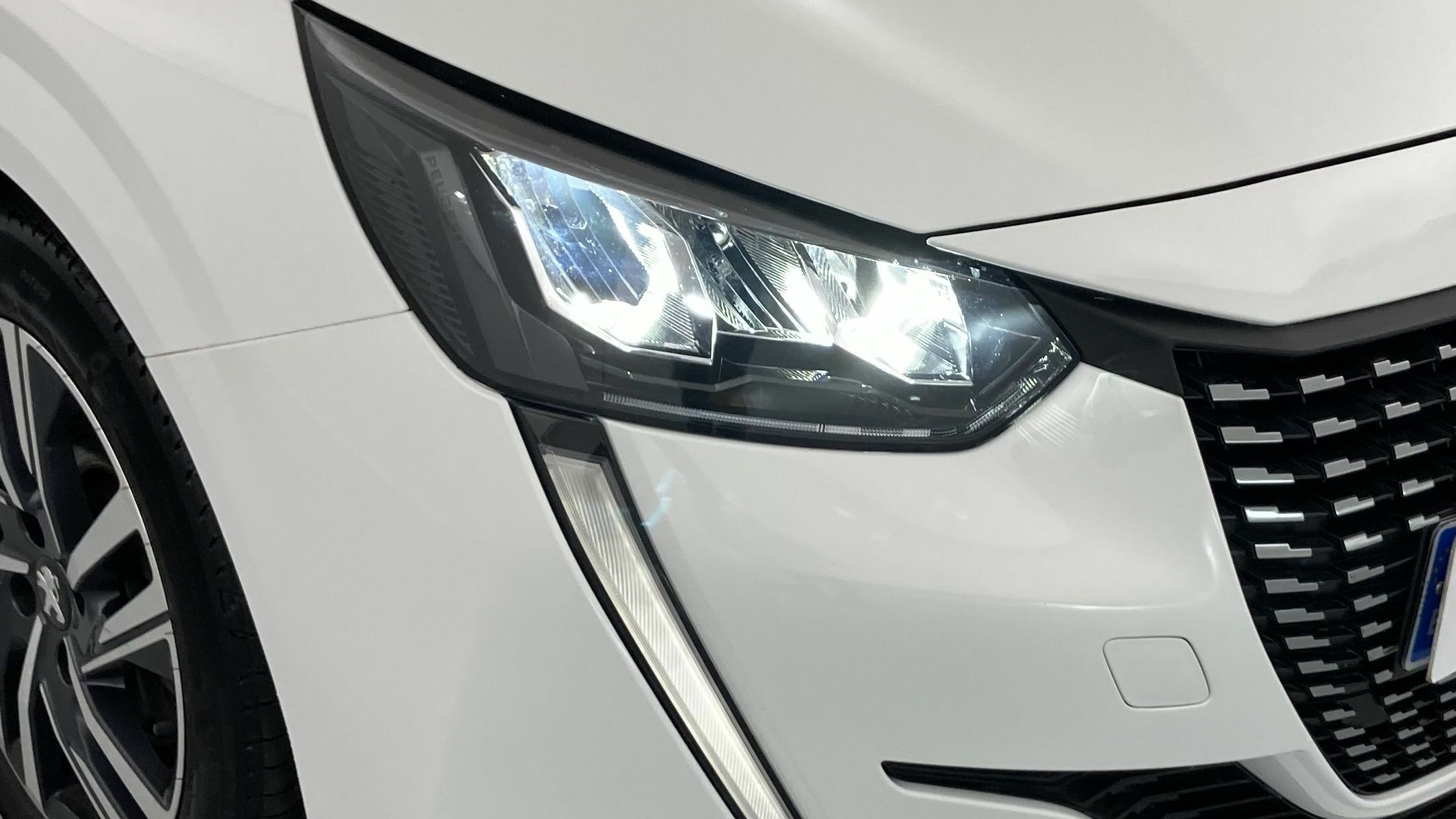 peugeot 208 allure 1.2 PURETECH 100 2024 blanco banquise 12