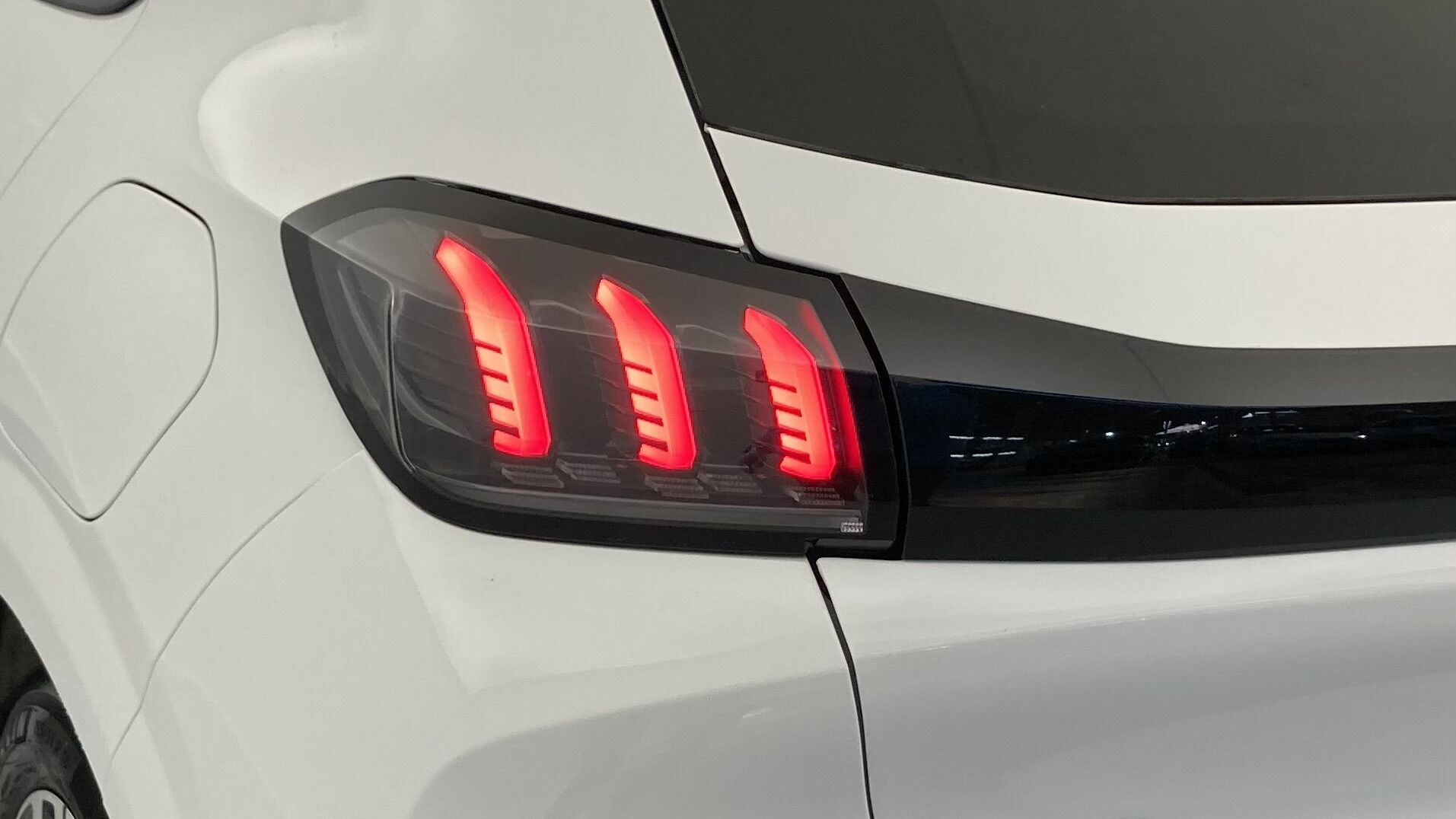 peugeot 208 allure 1.2 PURETECH 100 2024 blanco banquise 13