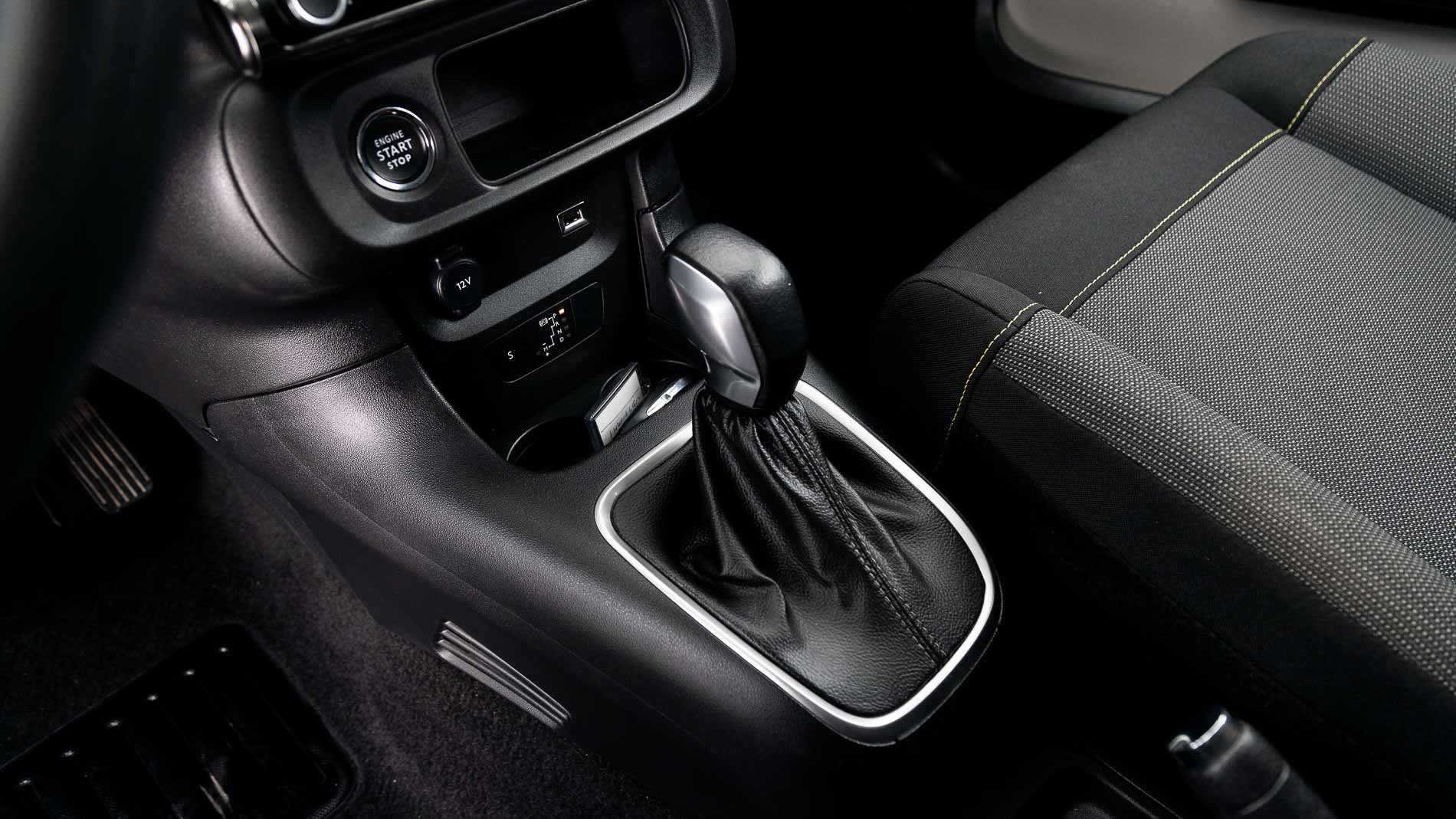 citroen c3 origin max 1.2 PURETECH 83 2024 gris platino / negro 16