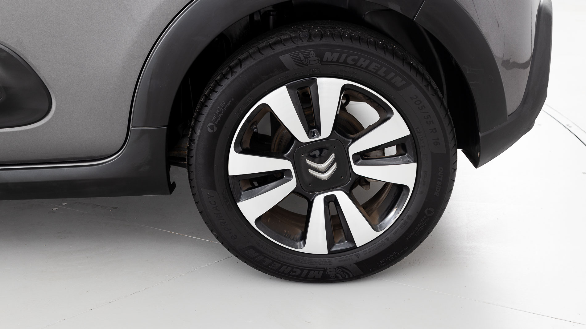 citroen c3 origin max 1.2 PURETECH 83 2024 gris platino / negro 26