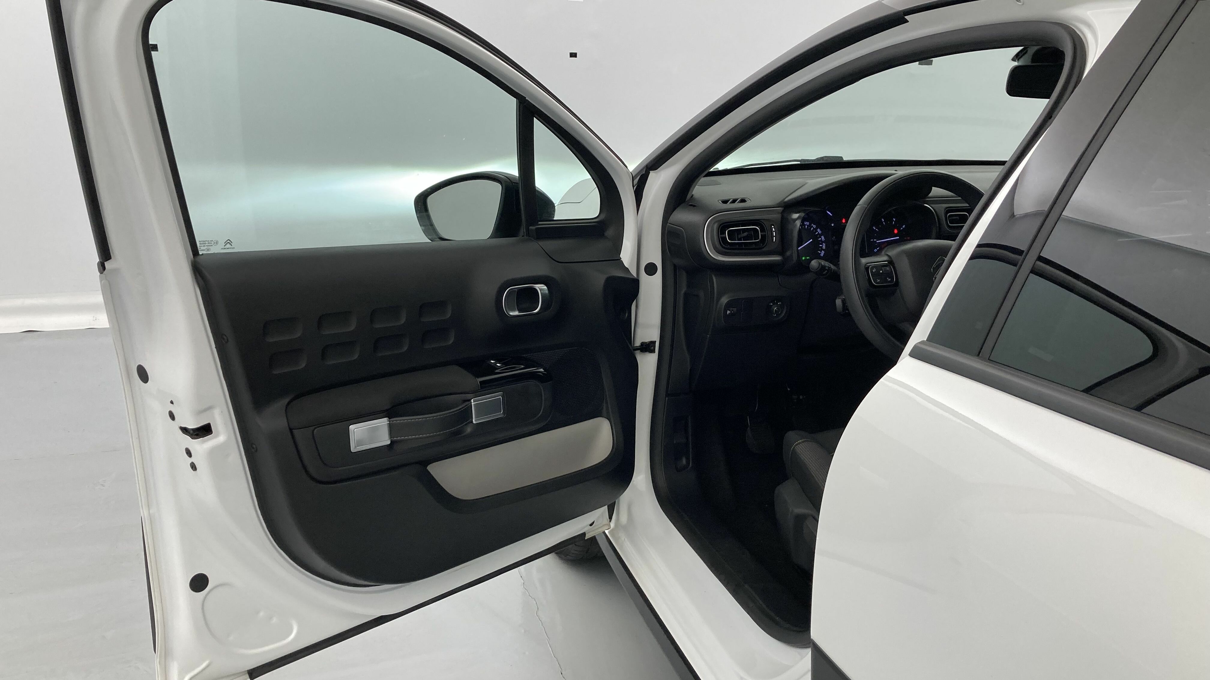 citroen c3 origin max 1.2 PURETECH 83 2024 blanco banquise / negro 17