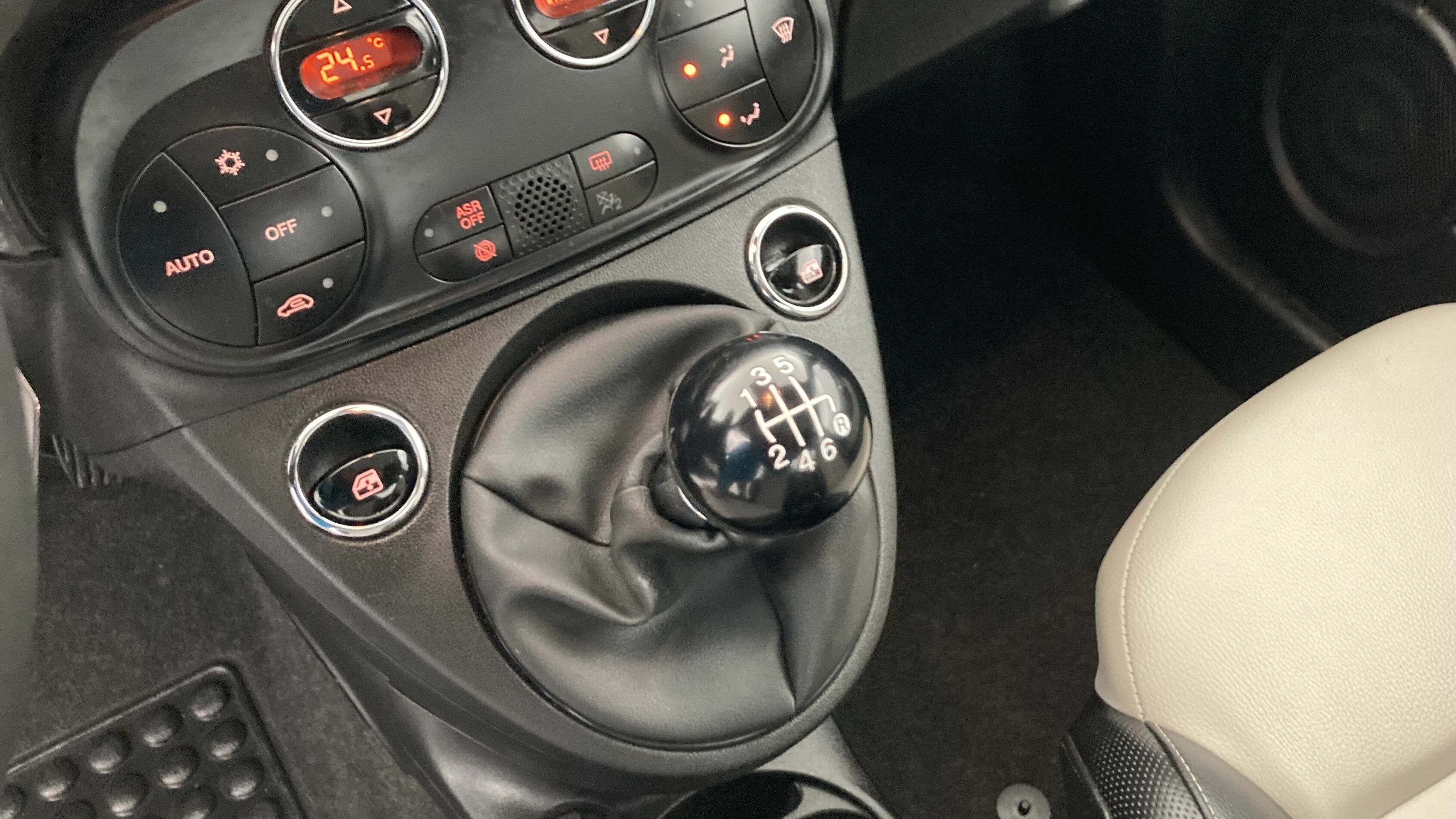 fiat 500 dolcevita 1.0 HYBRID 70 MHEV 2023 negro vesuvio 16