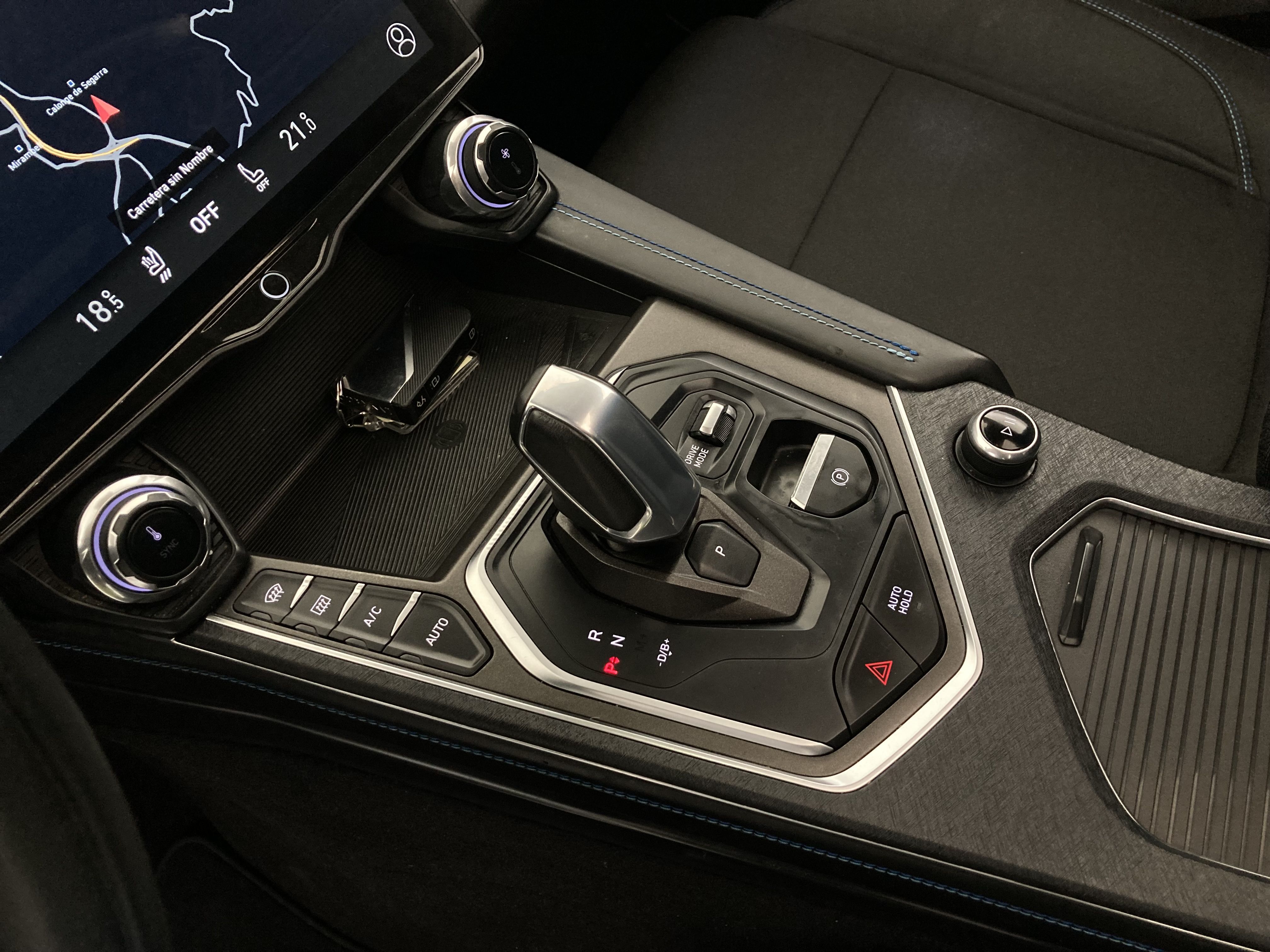 lynk&co 1 nv 1.5 PHEV 261 2022 black 31