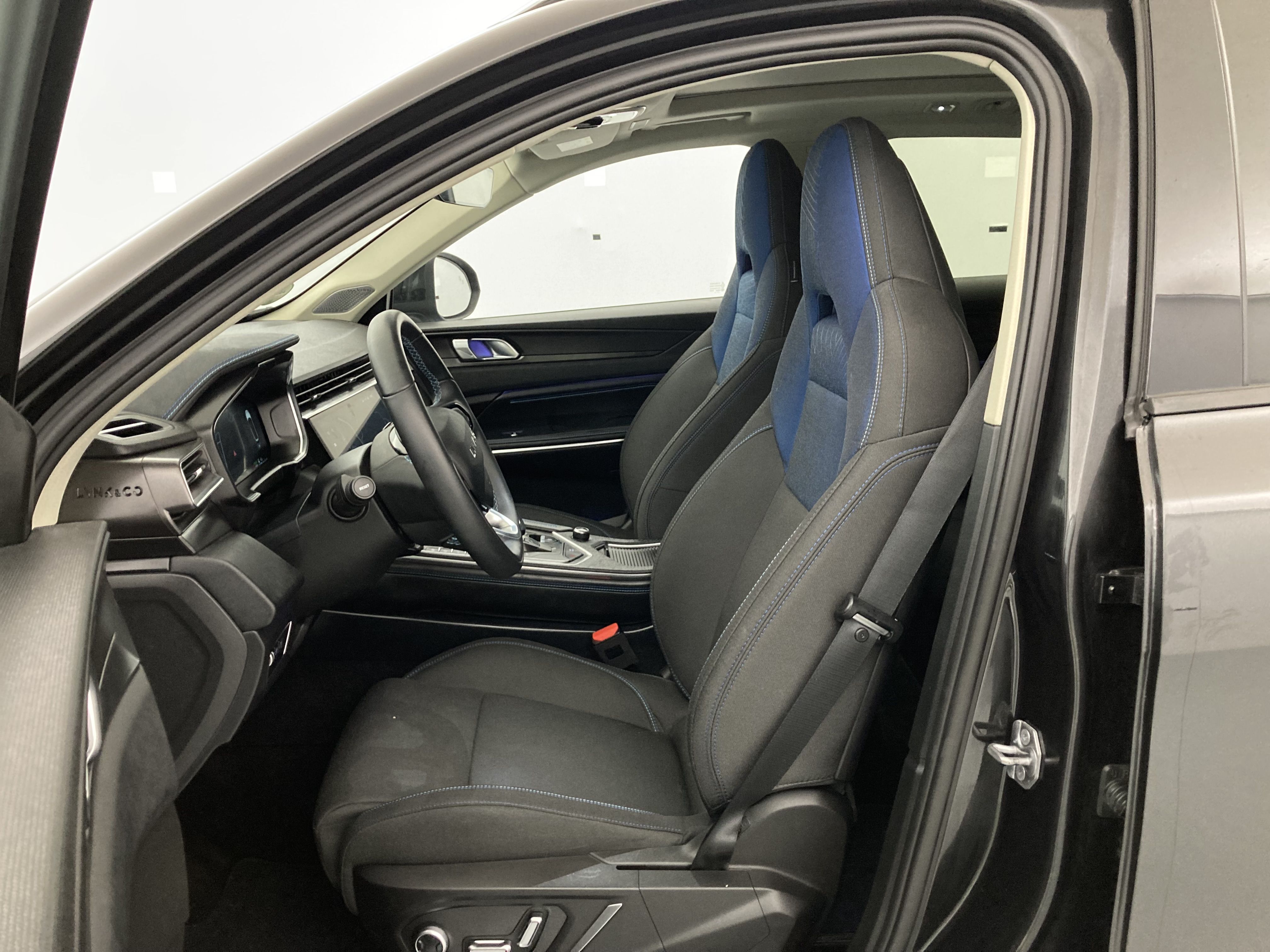 lynk&co 1 nv 1.5 PHEV 261 2022 black 28