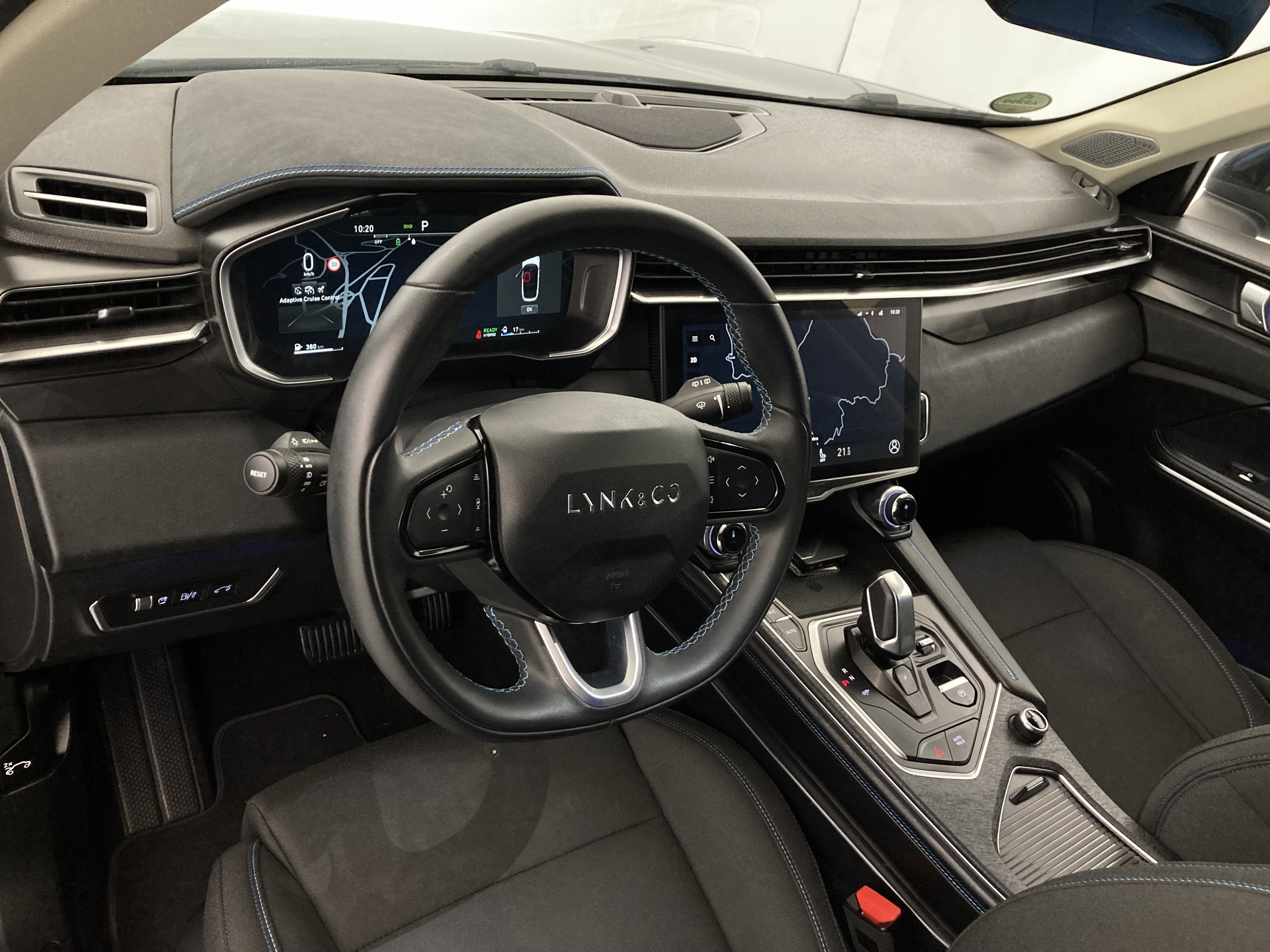 lynk&co 1 nv 1.5 PHEV 261 2022 black 30