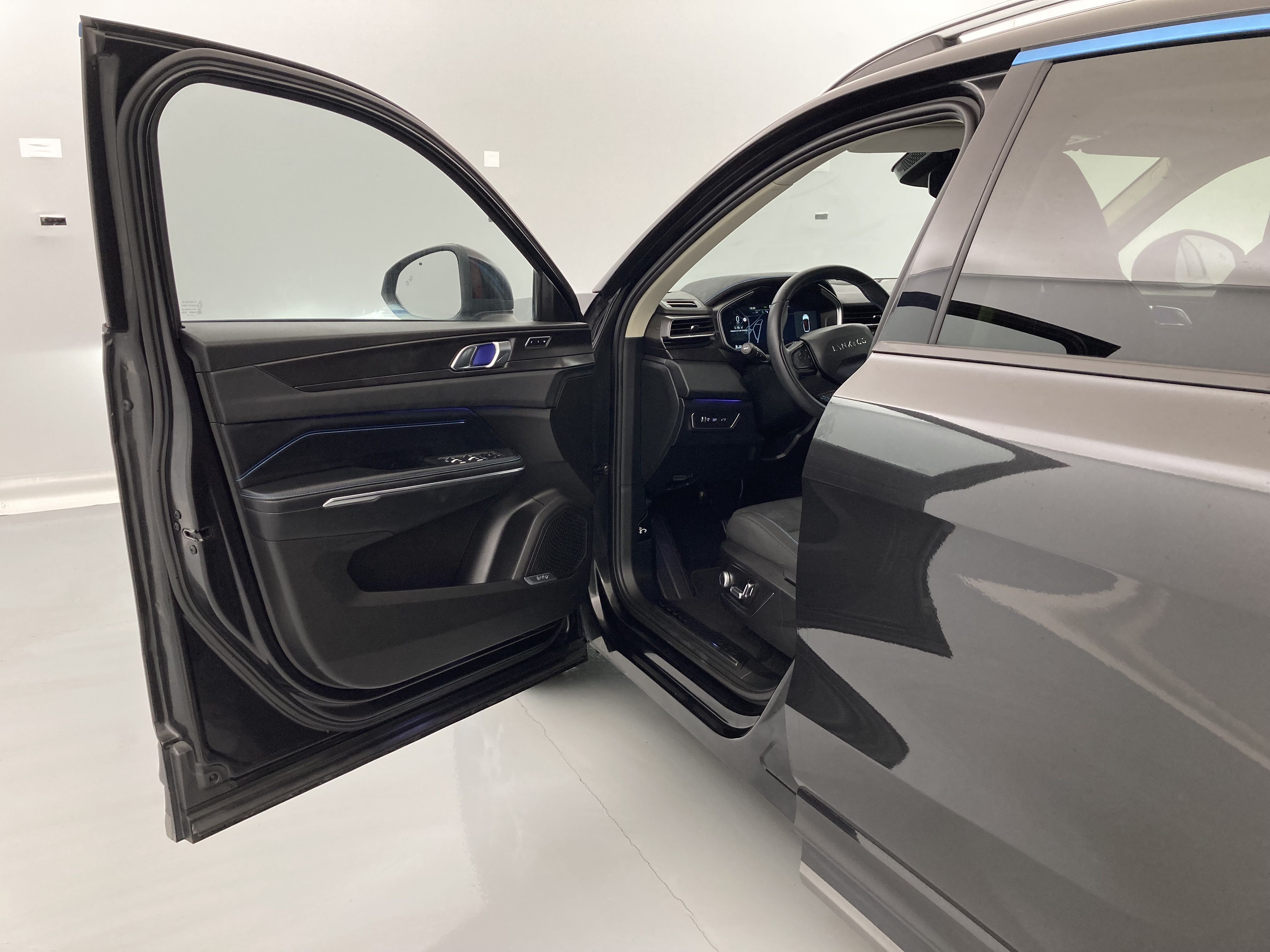 lynk&co 1 nv 1.5 PHEV 261 2022 black 25