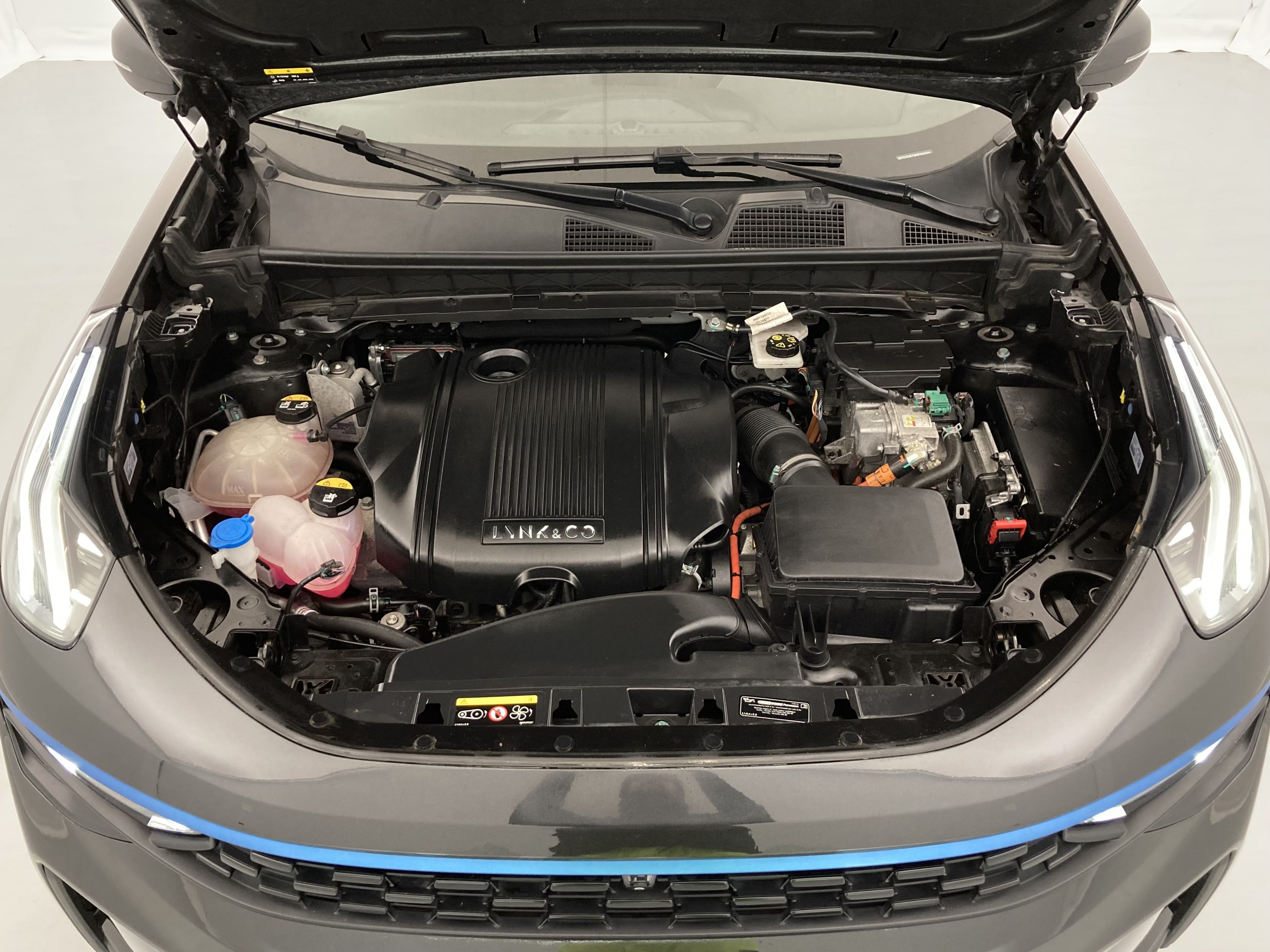 lynk&co 1 nv 1.5 PHEV 261 2022 black 24