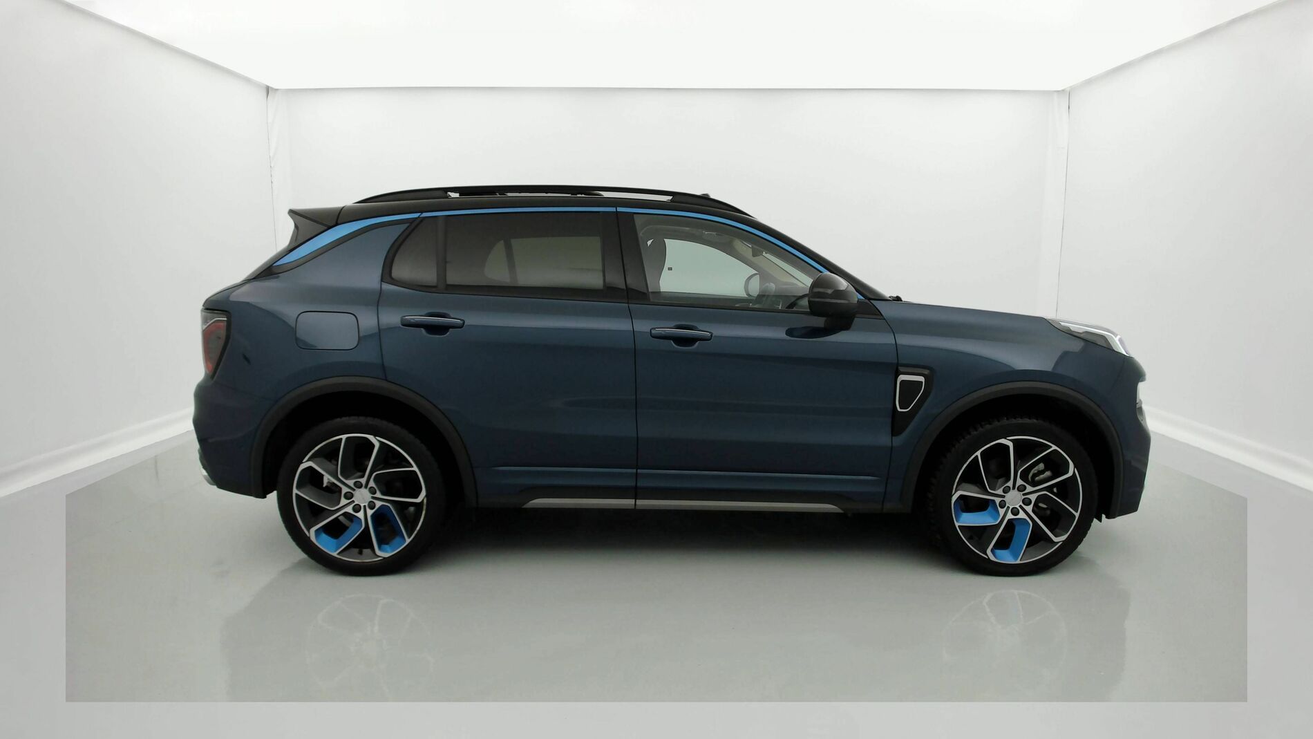 lynk&co 1 nv 1.5 PHEV 261 2022 blue 8