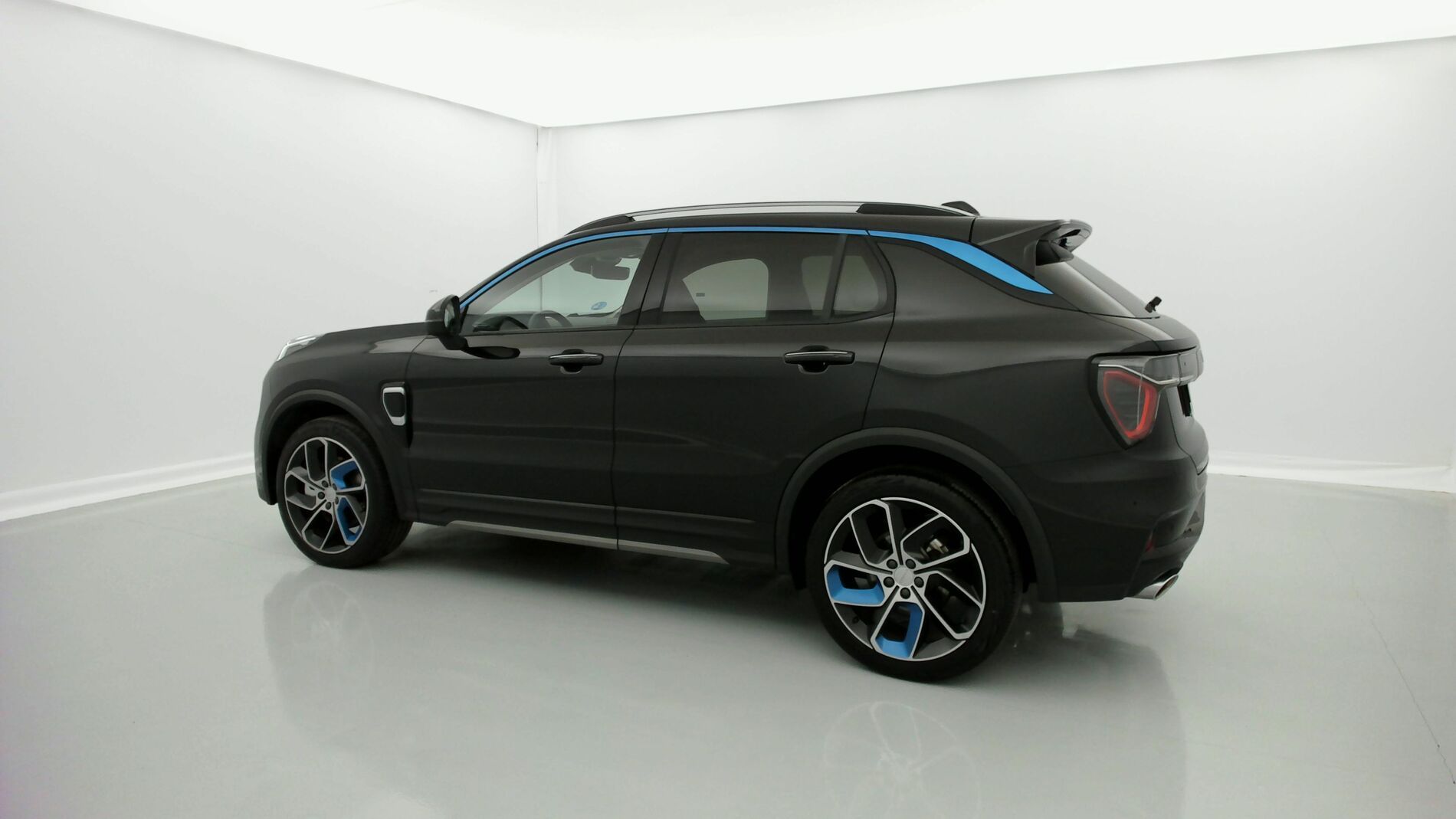 lynk&co 1 nv 1.5 PHEV 261 2022 black 4